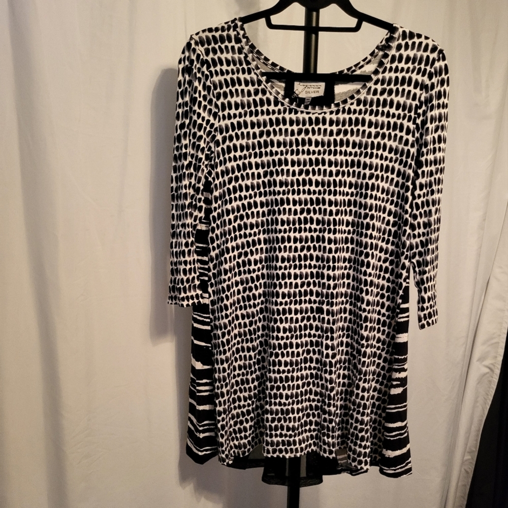 LYNN RITCHIE SILVER 3/4 Sleeve, Back Cut Out Criss Cross Mesh Top, MEDIUM, NWT